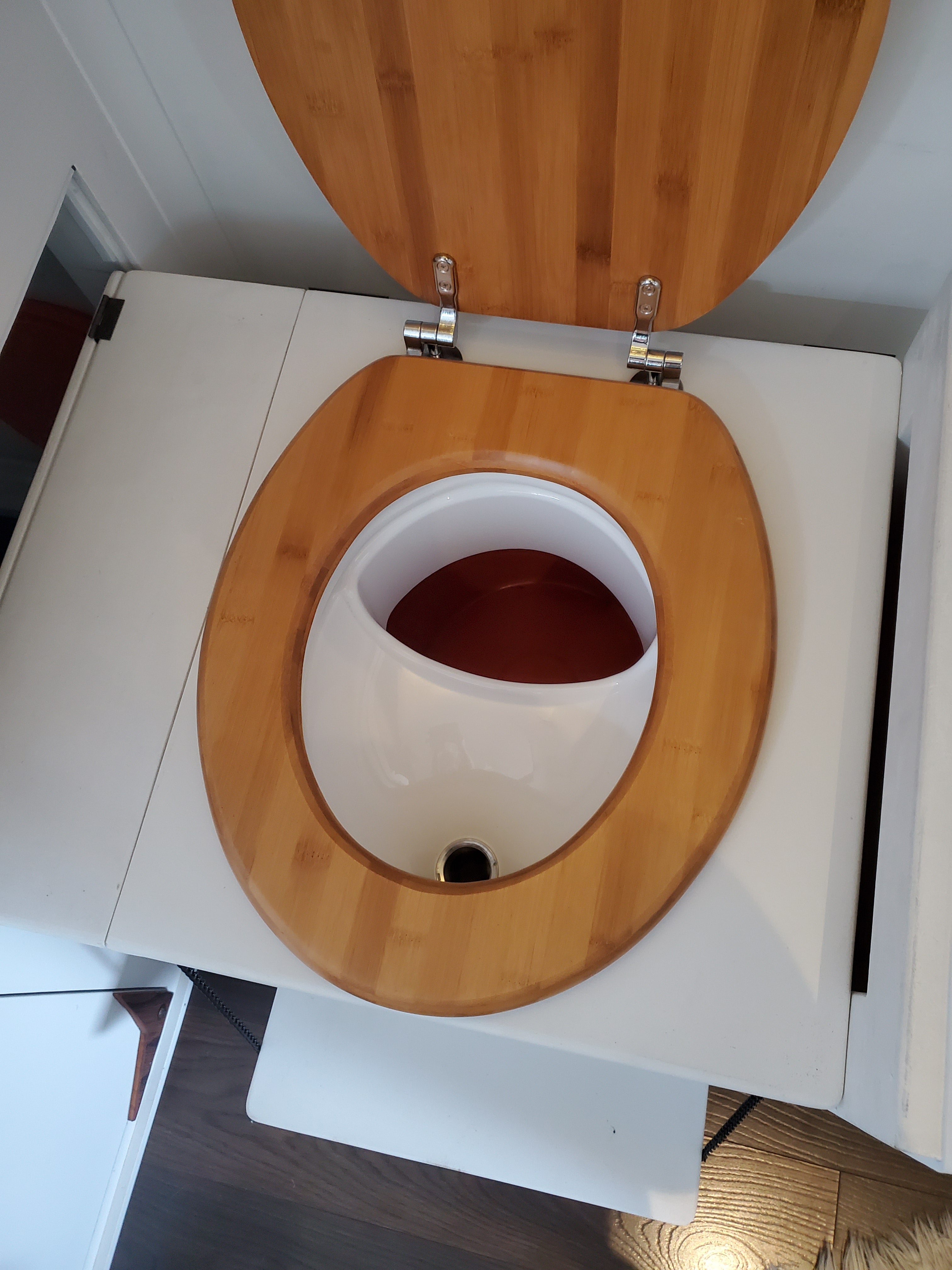 Separatore di urina su WC con sedile in legno